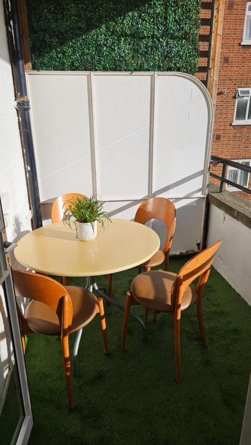 Spacious Two Bedroom Apartment In Battersea, Free Parking 런던 외부 사진