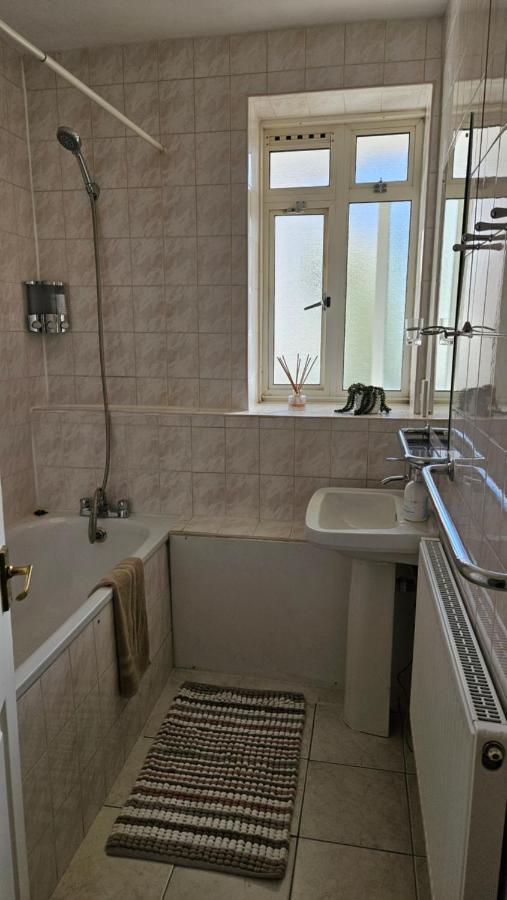 Spacious Two Bedroom Apartment In Battersea, Free Parking 런던 외부 사진