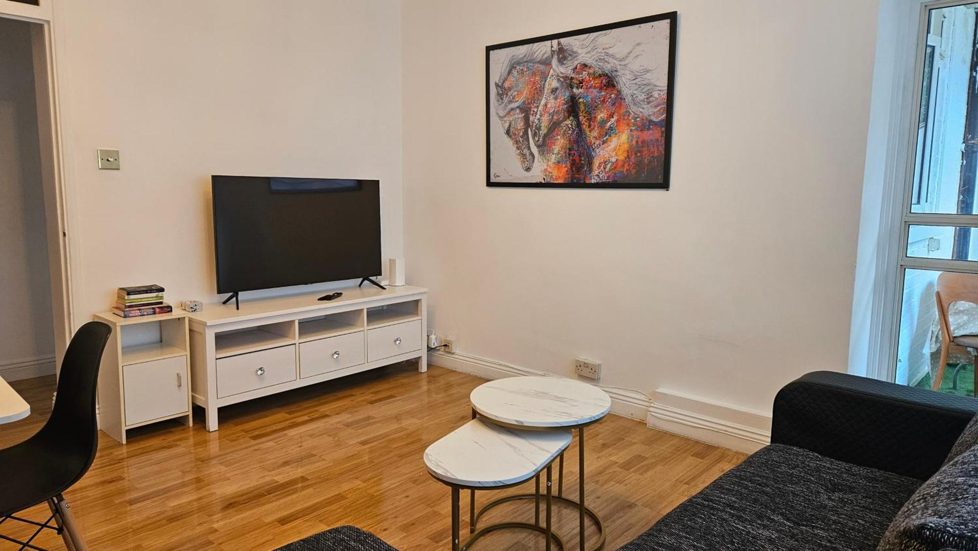 Spacious Two Bedroom Apartment In Battersea, Free Parking 런던 외부 사진