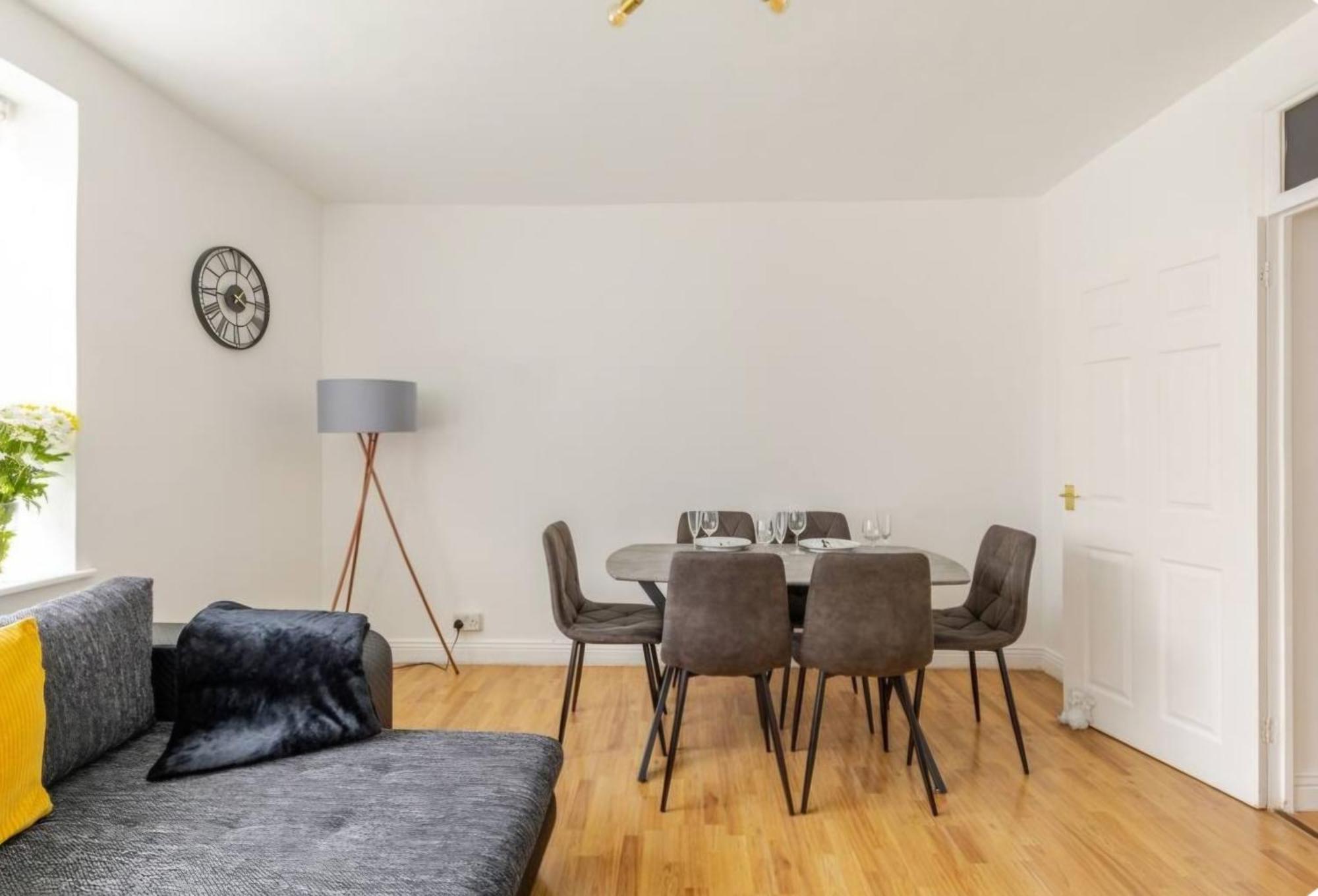 Spacious Two Bedroom Apartment In Battersea, Free Parking 런던 외부 사진